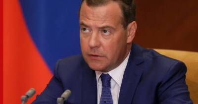 Владимир Путин - Дмитрий Медведев - Медведев напомнил россиянам про зарплаты в $50 - profile.ru - Россия
