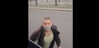 В Черкассах мужчина ударил кондуктора и вылез из троллейбуса через окно до приезда полиции, видео - ТЕЛЕГРАФ - telegraf.com.ua - Киев - Одесса - Черкассы