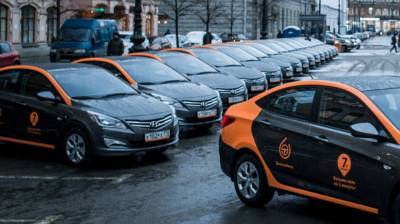 Москвич на каршеринге сбил двух пешеходов и протаранил несколько машин - newinform.com - Волгоград - Москва