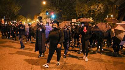 Протестующие в Вашингтоне запускают в полицейских фейерверки - iz.ru - Вашингтон
