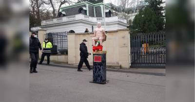 Голий Путін на унітазі: в Чехії активісти оригінально висловили протест проти можливої агресії РФ в Україні - fakty.ua - Росія