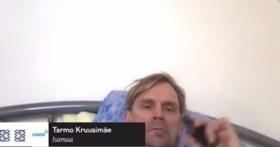 Лежал в постели, курил и слушал музыку: эстонский депутат попал в ловушку во время онлайн-заседание парламента - tsn.ua - Эстония