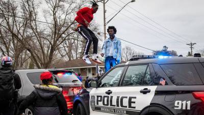 В Миннесоте задержали около 100 человек, протестующих из-за гибели афроамериканца Райта - gazeta.ru - USA - шт. Миннесота - Бруклин-Сентер