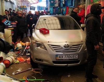 В Харькове водитель въехал в торговые ряды на рынке «Барабашово» (видео) - sharij.net - Харьков