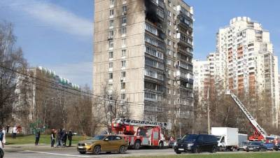 Сотрудники МЧС спасли шесть человек при пожаре в столичной квартире - gazeta.ru - Москва