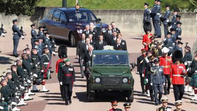 королева Виктория - принц Филипп - Британку арестовали за появление топлесс на похоронах принца Филиппа - polit.info