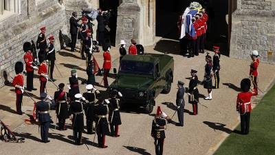 Елизавета II - королева Виктория - принц Филипп - Полуобнаженная женщина попыталась сорвать похороны принца Филиппа - iz.ru - Англия