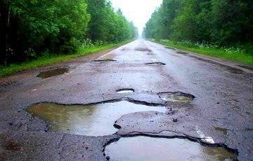 Белорусские дороги сегодня: ямы с арматурой и раскисшее болото - charter97.org - район Толочинский - Витебская обл.