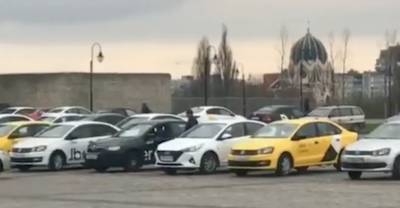 В Калининграде недовольные условиями труда таксисты "Яндекса" устроили забастовку - reendex.ru - Москва - Калининград