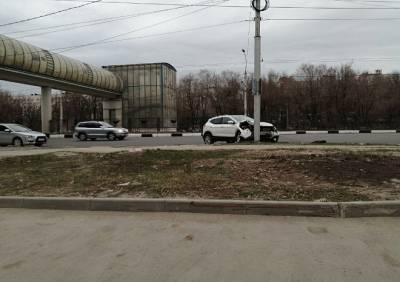 На Московском шоссе кроссовер врезался в столб - ya62.ru - Рязань