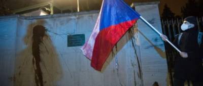 Борис Немцов - Ян Данек - Стену посольства России в Праге облили «кровью» - w-n.com.ua - Прага