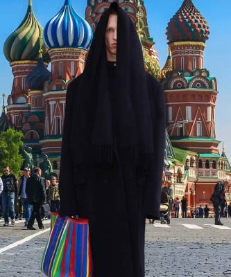 Показ Balenciaga осень 2021 на фоне фотообоев с Храмом Василия Блаженного - skuke.net