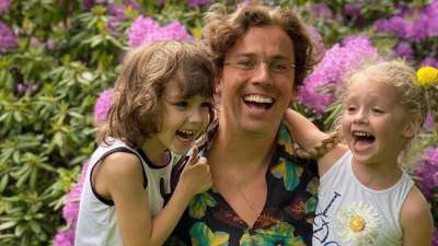 Алла Пугачева - Максим Галкин - Гарри Галкин - Елизавета Галкина - «Копия папы»: подписчики Галкина определили, на кого похожи его дети — фото - 5-tv.ru