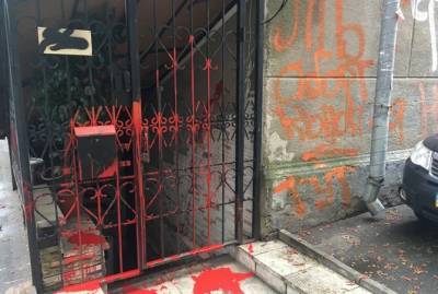 Михаил Подоляк - В партии “ДемСокира” заявили, что их киевский офис раскрасили в стиле акции на Банковой - kp.ua - Киев