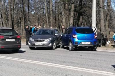 В Ленобласти автомобиль Kia перевернулся и прижал к забору школьницу - abnews.ru - Ленинградская обл. - Санкт-Петербург