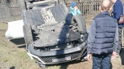 Перевернувшая иномарка прижала к забору школьницу в Пеербурге— видео - 5-tv.ru - Санкт-Петербург - г. Александрия