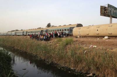В Египте при сходе поезда с рельсов погибли восемь человек - aif.ru - Египет - Каир