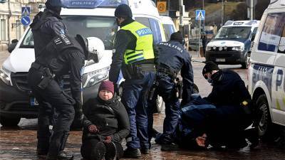В Хельсинки на акциях против ограничений из-за COVID-19 задержали 17 человек - iz.ru - Финляндия - Хельсинки