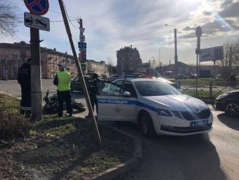 В Череповце мотоциклист без прав пытался уйти от погони и въехал в бордюр - vologda-poisk.ru - Череповец