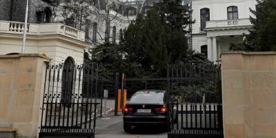 У здания посольства РФ в Праге произошла стычка между сторонниками и противниками России - sharij.net - Прага - деревня Врбетица
