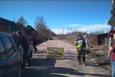 Под Тверью местные жители самовольно перекрыли проезд, повесили дорожные знаки и устроили КПП - tver.mk.ru - Тверь