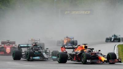 Джордж Рассел - Два болида «Формулы-1» жестко столкнулись во время гонки — видео - 5-tv.ru