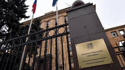 В посольстве Чехии в России останутся пять дипломатов - iz.ru - Москва