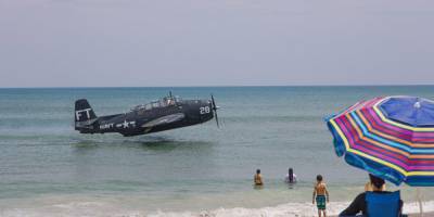 Во Флориде самолет времен Второй мировой войны приземлился на пляже, полном людей — фото, видео - nv.ua - шт.Флорида - state Florida