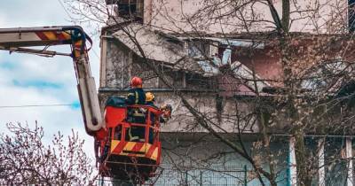 В Киеве в жилом многоэтажном доме обвалился балкон (ФОТО) - dsnews.ua - Киев