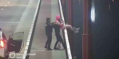 На Центральном мосту Днепра патрульные спасли девушку от самоубийства - видео - ТЕЛЕГРАФ - telegraf.com.ua - Днепр - Харьковская обл.