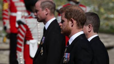 принц Уильям - принц Чарльз - Гарри Меган Маркл - принц Филипп - Принц Гарри с отцом и братом провели частную беседу после похорон герцога Эдинбургского - gazeta.ru