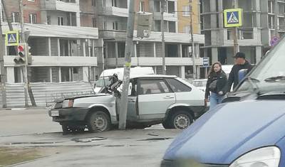ВАЗ врезался в столб в Рязани - 7info.ru - Рязань