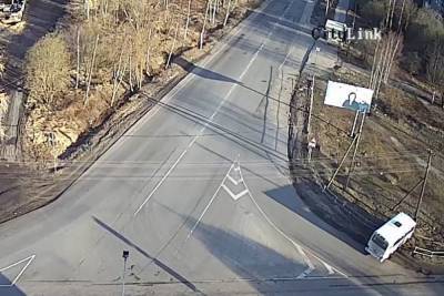 Автобус снес ограждение в Петрозаводске - karel.mk.ru - Петрозаводск - республика Карелия