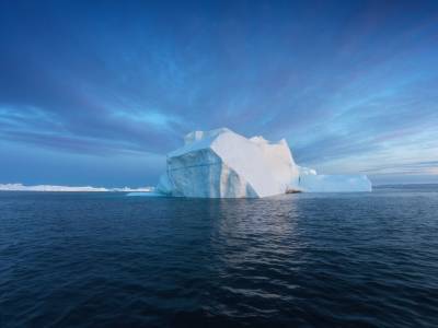 Один из самых больших в мире айсбергов распался на осколки - gordonua.com