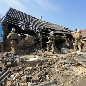 В Пологах взорвался жилой дом: хозяина доставили в больницу. Фото - reporter-ua.com - Запорожская обл.