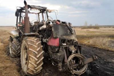 На мехдворе под Калинковичами один трактор сгорел, второй — серьезно поврежден - naviny.by - Калинковичи