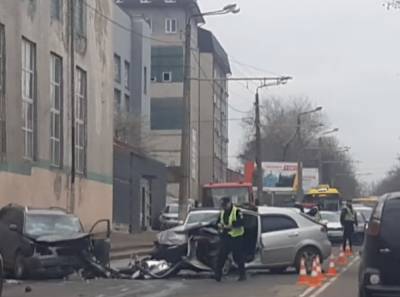 Иномарки лоб в лоб столкнулись в Одессе, есть жертвы: видео с места аварии - odessa.politeka.net - Одесса