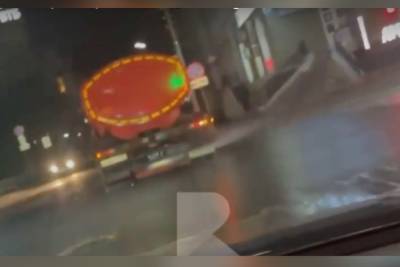 В Рязани сняли на видео работу поливальной машины в дождь - rzn.mk.ru - Рязань
