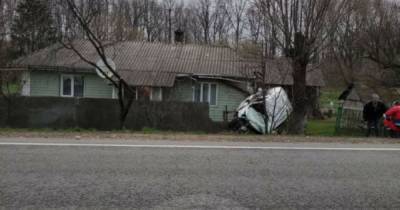 На Прикарпатье бус влетел в жилой дом и застрял в нем: фото - tsn.ua - Львов - Кривой Рог - Ивано-Франковская обл. - Харьковская обл. - район Коломыйский