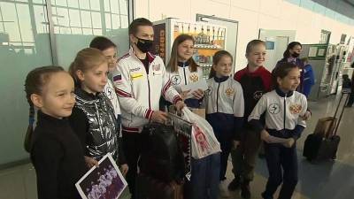 Российских фигуристов, одержавших историческую победу на командном Чемпионате мира в Осаке, встретили во Владивостоке - 1tv.ru - Москва - Владивосток