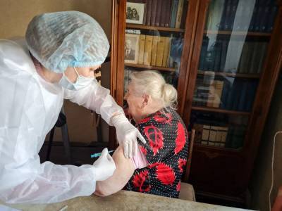 В Астрахани медики вакцинируют пенсионеров на дому - astrakhanfm.ru - Астрахань - Астраханская обл.