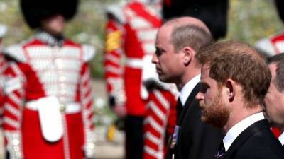 принц Уильям - Елизавета II - принц Гарри - Меган Маркл - принц Филипп - Опре Уинфри - «Он бы этого хотел»: о чем Гарри и Уильям говорили после похорон принца Филиппа? - 5-tv.ru - Англия
