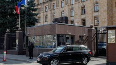 Александр Петров - Руслан Боширов - Колонна машин выехала из посольства Чехии в Москве - vesti.ru - Москва