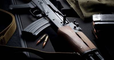 На Донбассе боевик выстрелил из автомата в 15-летнюю девушку - tsn.ua