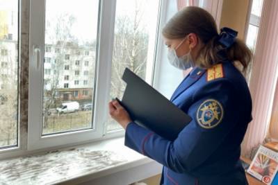 В Брянске возбудили дело после падения школьника из окна - mk.ru - Брянск - Брянская обл.