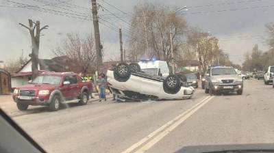 Такси опрокинулось на крышу после ДТП в Воронеже - vestivrn.ru - Воронеж