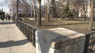 Забор из могильных плит нашли между мэрией Воронежа и гордумой - vestivrn.ru - Воронеж