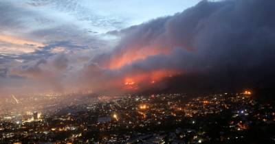 Эвакуировано 50 тысяч человек: в Кейптауне горит Столовая гора, названная "Седьмым чудом природы" - focus.ua - Юар - Кейптаун