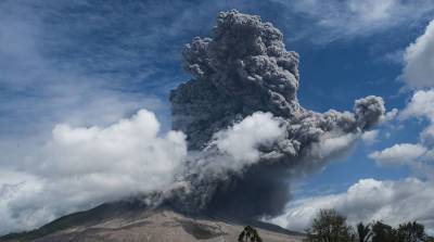 Индонезийский вулкан Синабунг дважды выбросил пепел - belta.by - Минск - Indonesia