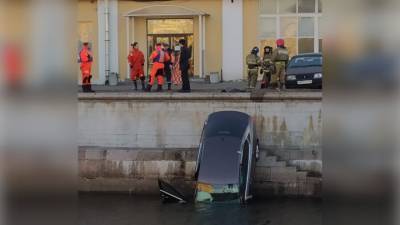 В Санкт-Петербурге автомобиль съехал с парковки в реку - vesti.ru - Санкт-Петербург